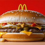 Nepremagljivi vzpon McDonald’s ‘Samurai Mac’: Okusna obnova, ki je na Japonskem ne morejo imeti dovolj