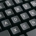 Layout de Teclado QWERTY: As Surpreendentes Origens e o Poder Duradouro