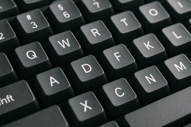 تخطيط لوحة المفاتيح QWERTY: الأصول المفاجئة والقوة المستمرة